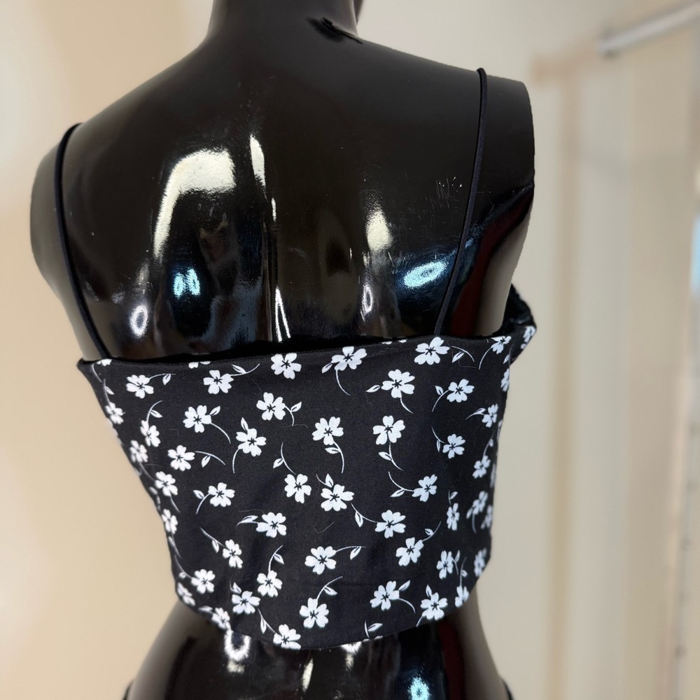 Eclipse Black & White Floral Ruched Crop Top Floral Pattern – Size Medium - Picture 2 of 3